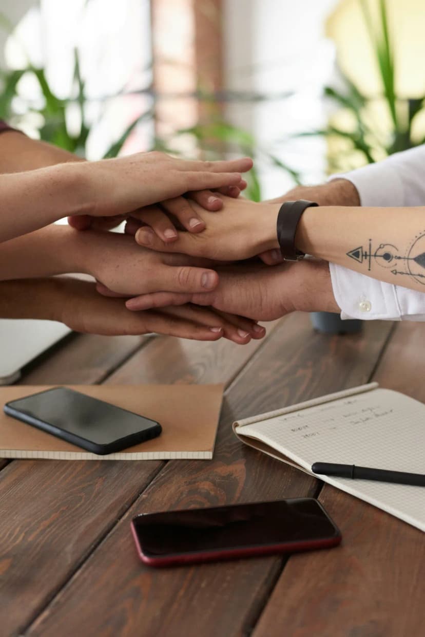 Personas trabajando en un entorno laboral inclusivo y diverso